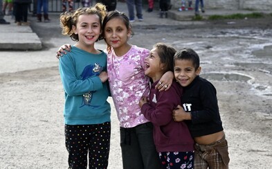 Odstraňte segregaci romských dětí a zaměřte se na strategii ochrany LGBTI, doporučila Evropská komise Česku Odstraňte segregaci romských dětí a zaměřte se na strategii ochrany LGBTI, doporučila Evropská komise Česku
