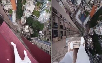 Odvážný milovník adrenalinu přeskočil v Hongkongu z jednoho mrakodrapu na druhý. Žádné jištění přitom nepřicházelo v úvahu Odvážný milovník adrenalinu přeskočil v Hongkongu z jednoho mrakodrapu na druhý. Žádné jištění přitom nepřicházelo v úvahu