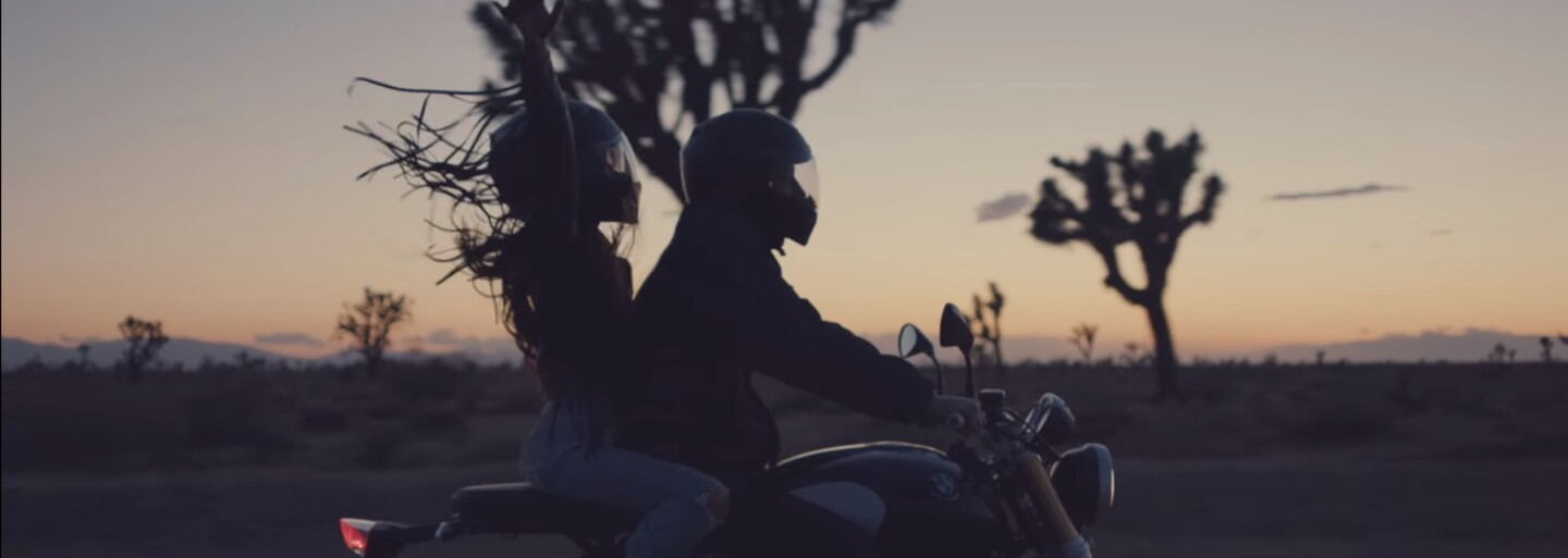 Odviazaná Ariana Grande si užíva lásku v romantickej púšti mimo zraku verejnosti. Sleduj videoklip na Into You