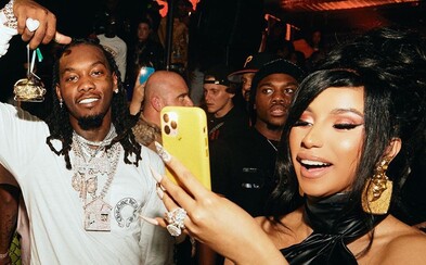 Offset zbil neznámého může v klubu, který polil Cardi B šampaňským. Rapera jen pár hodin před tím propustili z vězení Offset zbil neznámého může v klubu, který polil Cardi B šampaňským. Rapera jen pár hodin před tím propustili z vězení