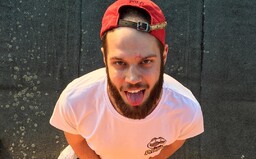 Okamura má malý k*r, rapuje v novém klipu Patrik Love ICY L