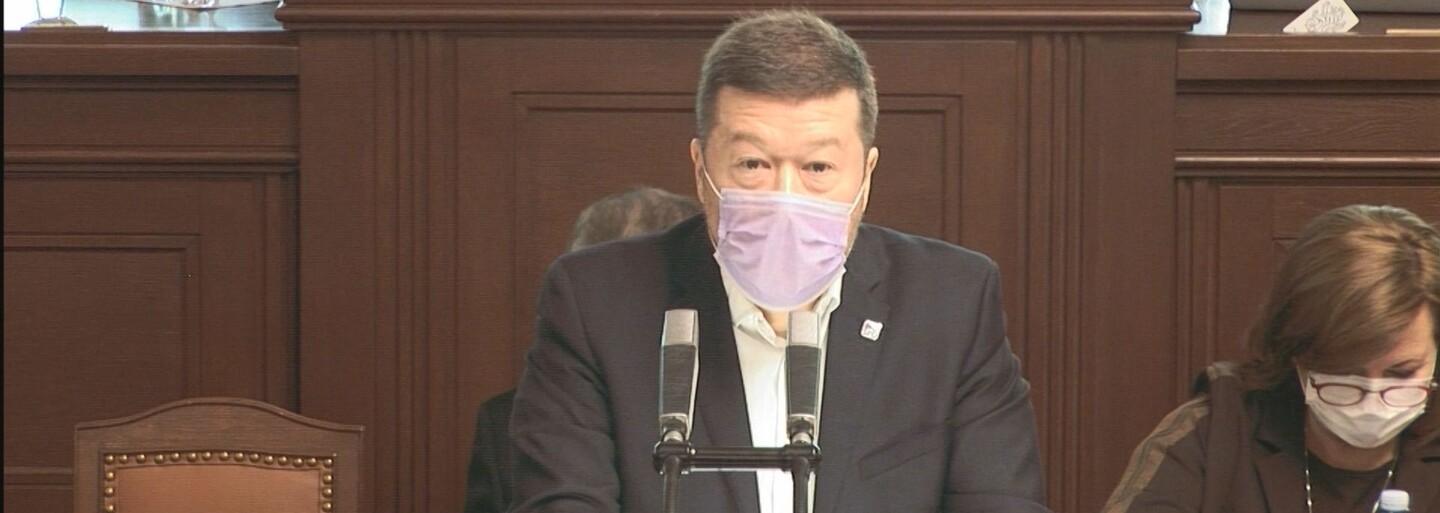 Okamura: Radši bych skočil z okna, než skončit u stejnopohlavního páru