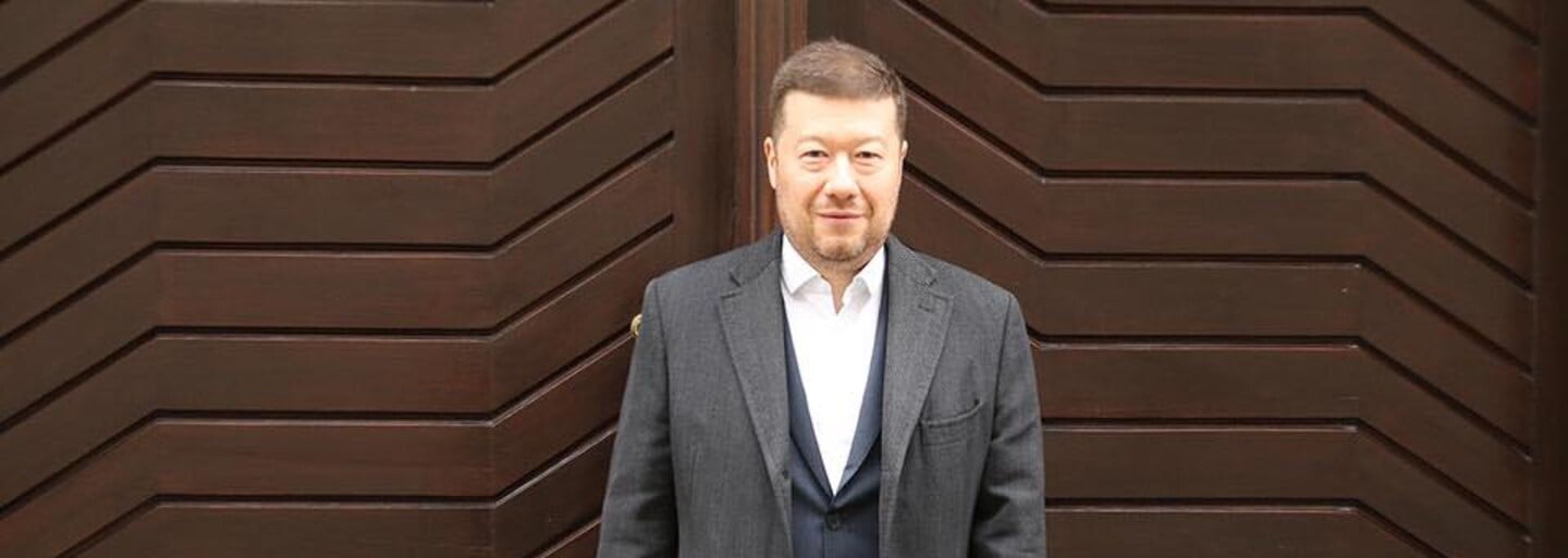 Okamura v minulosti propagoval gay turismus a tvrdil, že mít dva milující táty je lepší, než vyrůstat v dětském domově
