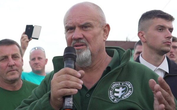 Okresný šéf extrémistickej ĽSNS na videu hovorí, ako kopal Rómov a hádzal ich do rieky: Furt to boli špiny, tvrdí Kotlebovec