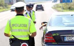 Olomoučtí policisté psali pokuty mazacím perem. Rozdíl v částkách si pak rozdělili