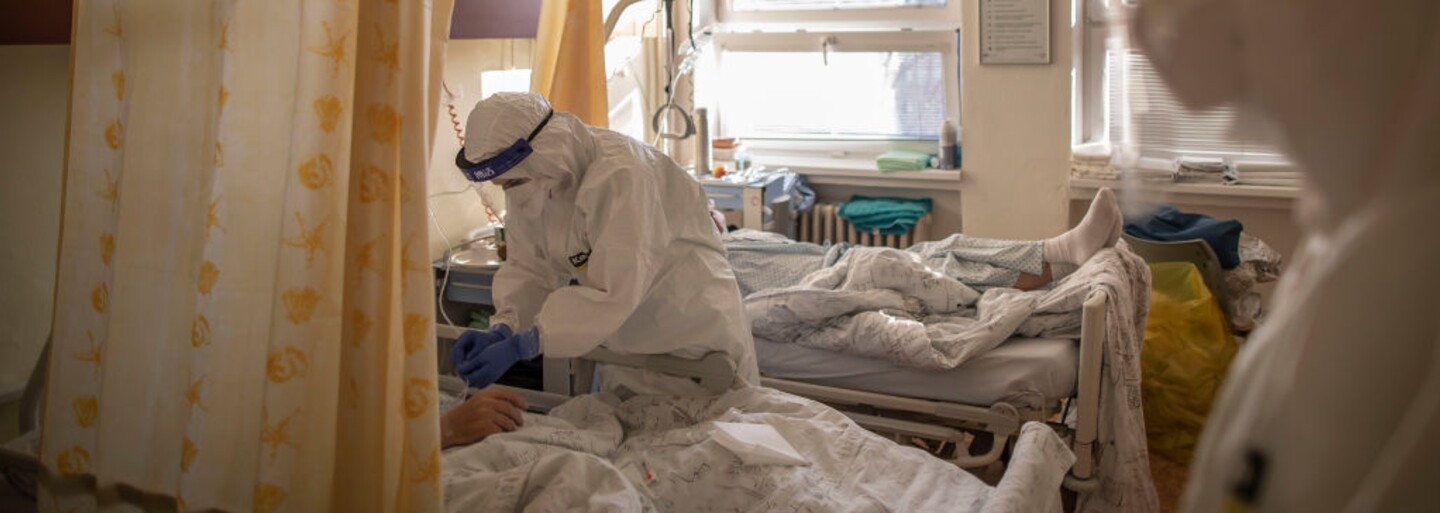 Omikron má o 90 % nižšiu smrtnosť než delta, priemerná dĺžka hospitalizácie je o polovicu nižšia