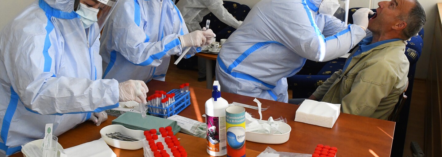 Omikron už je zřejmě i v Česku. Laboratoře prověřují podezření na první případ nákazy novou variantou koronaviru