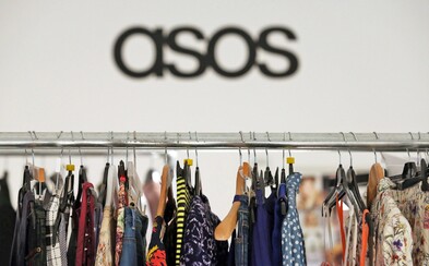 Online predajca ASOS definitívne ukončuje výrobu produktov zo zvierat. Zbavuje sa tak peria, kašmíru či mohéru z kôz a zajacov Online predajca ASOS definitívne ukončuje výrobu produktov zo zvierat. Zbavuje sa tak peria, kašmíru či mohéru z kôz a zajacov