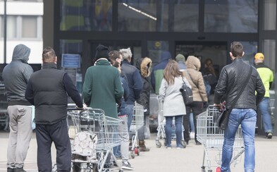 Opatrenia vlády nepostačujú: Slováci sú vraj pred obchodmi agresívni a vulgárni, v radoch sa zdržuje množstvo dôchodcov Opatrenia vlády nepostačujú: Slováci sú vraj pred obchodmi agresívni a vulgárni, v radoch sa zdržuje množstvo dôchodcov