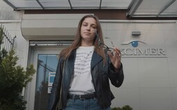 Operácia očí nebola nikdy príjemnejšia. Na vlastnej koži ju vyskúšala naša Barborka Bakošová