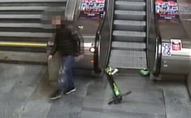Opilec v Praze kolem sebe rozhazoval koloběžky. Chtěl zjistit, jak rychle zareaguje policie Opilec v Praze kolem sebe rozhazoval koloběžky. Chtěl zjistit, jak rychle zareaguje policie