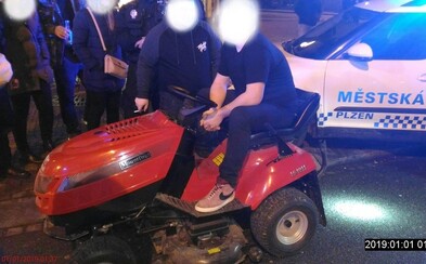 Opilý mladík na Silvestra jezdil centrem Plzně na zahradním traktorku Opilý mladík na Silvestra jezdil centrem Plzně na zahradním traktorku