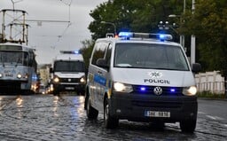 Opilý muž házel v Brně po lidech kamení, při zadržení se začal svlékat