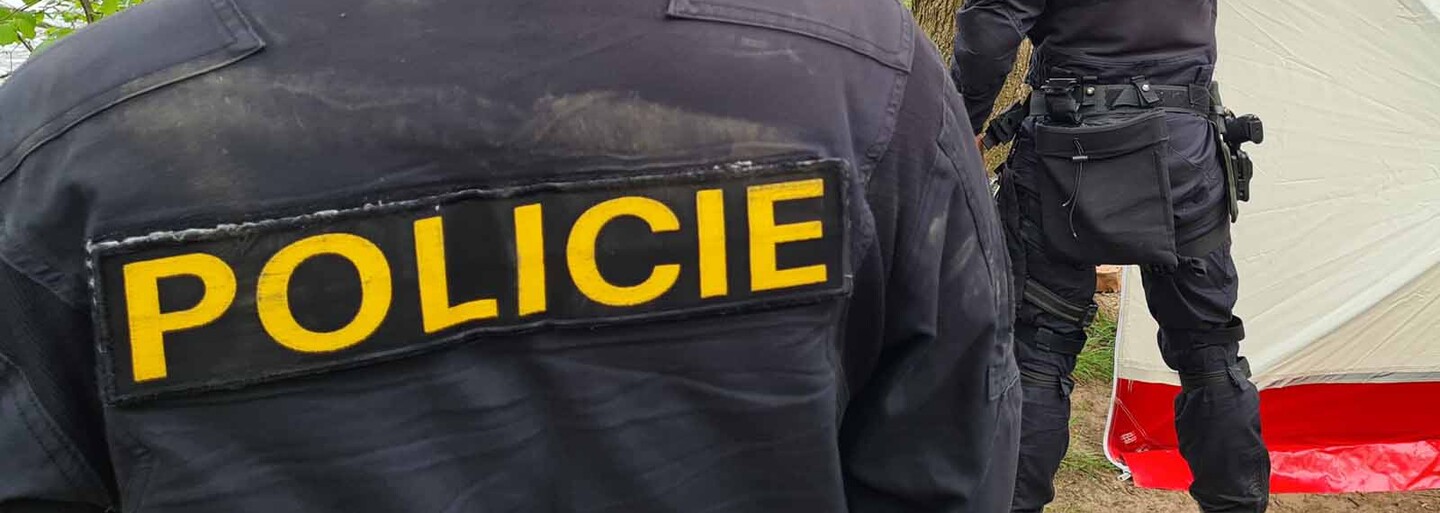 Opilý muž na Kroměřížsku pokousal policistu a ulomil kliku od dveří služebního auta. Hrozí mu 4 roky vězení