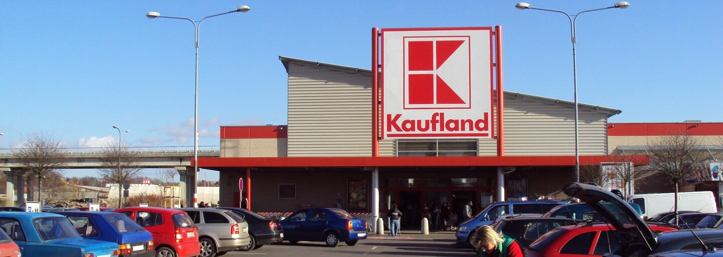 Opilý Santa, pečený sob a Němci jako z České sody. Vánoční reklama na Kaufland od Petra Čtvrtníčka pobaví i tebe