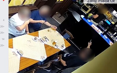 Opilý Čech začal v hospodě střílet na barmana, protože mu nechtěl dovolit kouřit uvnitř podniku Opilý Čech začal v hospodě střílet na barmana, protože mu nechtěl dovolit kouřit uvnitř podniku