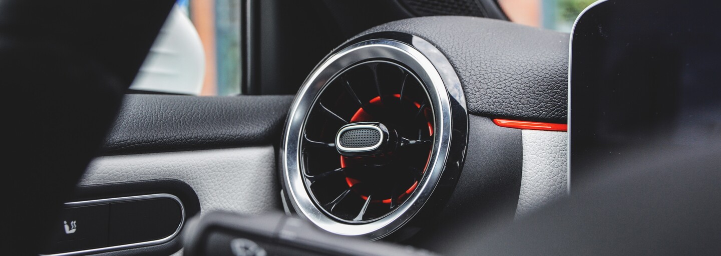 Oplatí sa mladému človeku kúpiť najlacnejší Mercedes-Benz v takmer úplnom základe? (Test)