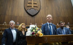 Opoziční poslanci blokovali rečnícky pult. Držali tortu, ktorá symbolizuje svadbu medzi Smerom a ĽSNS, schôdzu presunuli na zajtra