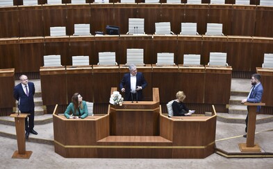 Opoziční poslanci opustili rokovanciu sálu, po troch dňoch parlament rokuje o zákonoch za 800 miliónov eur. Opoziční poslanci opustili rokovanciu sálu, po troch dňoch parlament rokuje o zákonoch za 800 miliónov eur.