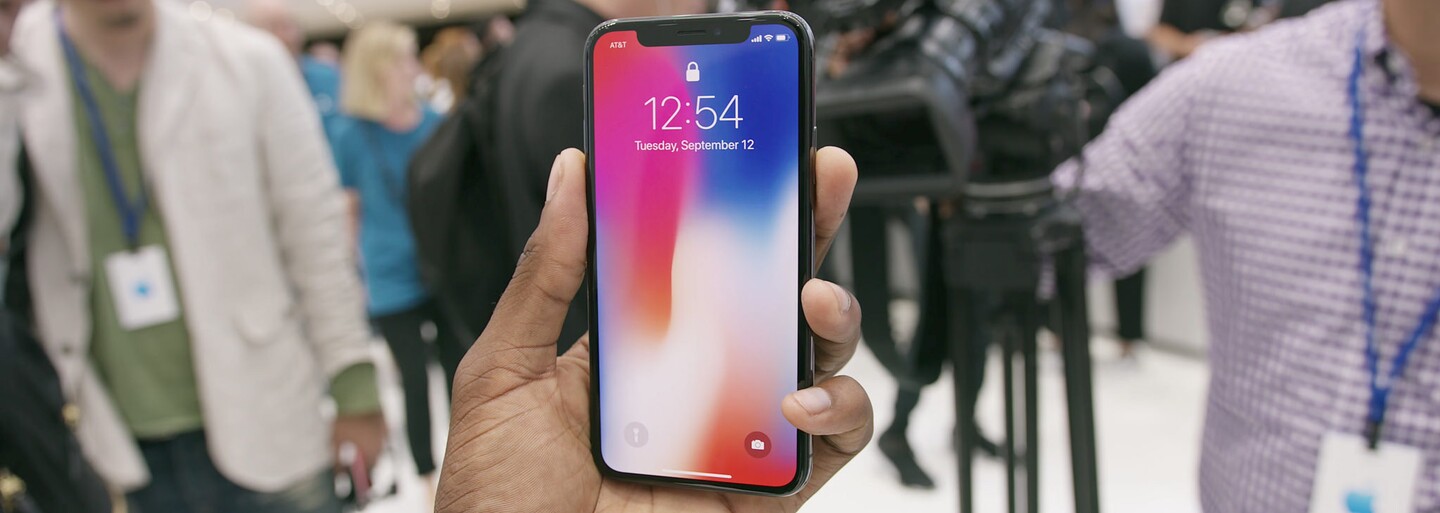 Oprava iPhonu X môže stáť ako starší model. Len výmena rozbitého OLED displeja vyjde okolo 300 eur