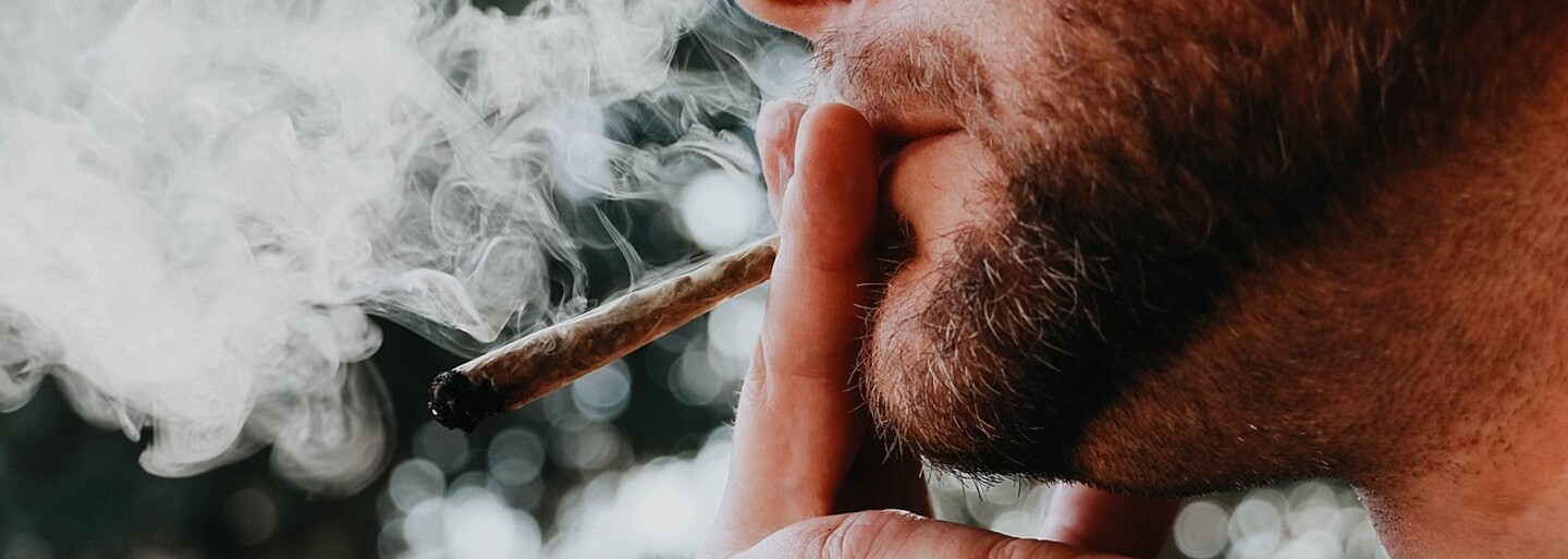 Opusťme stereotyp „líného huliče“. Ne všichni uživatelé marihuany jsou takoví, míní vědci