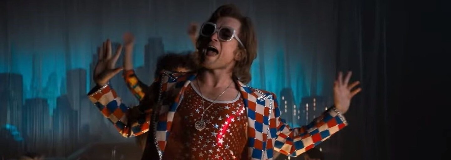 Orální sex Eltona Johna s manažerem ve filmu Rocketman prolomil historické tabu