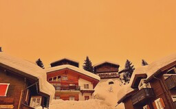 Oranžový sníh dorazil do Česka. Obarvuje jej písek ze Sahary