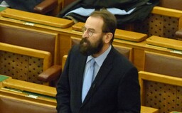 Orbánův europoslanec z gay párty dostal do maďarské ústavy větu, že manželství je výhradně svazek muže a ženy