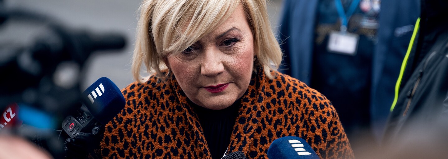Osamělá Poslanecká sněmovna. Z jednání se omluvily čtyři desítky poslanců