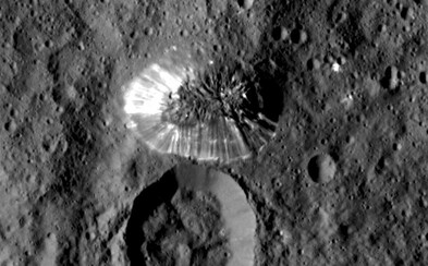 Osamotená hora na planétke Ceres má okolo seba stále veľa otáznikov, no na Zem už dorazili jej nové zábery Osamotená hora na planétke Ceres má okolo seba stále veľa otáznikov, no na Zem už dorazili jej nové zábery