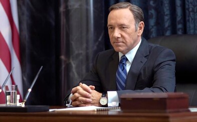 Oscarový Kevin Spacey je obvinený z ďalšieho sexuálneho napadnutia. Produkcia poslednej série House of Cards je oficiálne pozastavená Oscarový Kevin Spacey je obvinený z ďalšieho sexuálneho napadnutia. Produkcia poslednej série House of Cards je oficiálne pozastavená