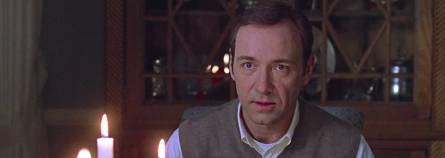 Oscarový Kevin Spacey je obviněn z dalšího sexuálního napadení. Produkce poslední série House of Cards je oficiálně pozastavena