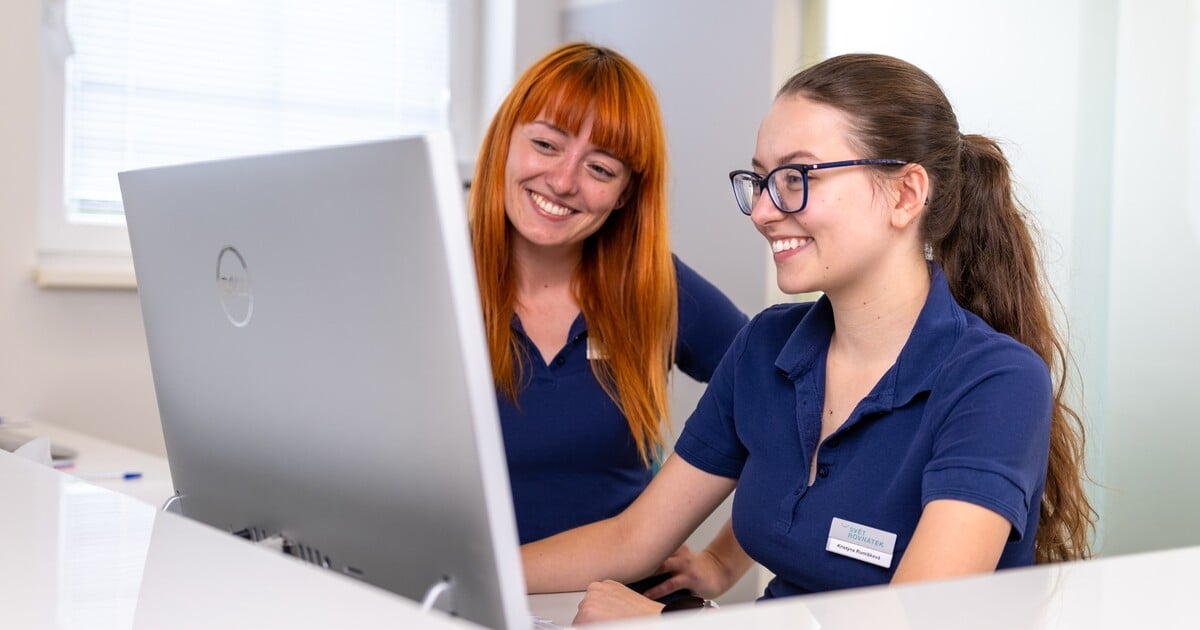 Bolest a časté kontroly? Tohle je pět největších mýtů o neviditelných rovnátkách podle zubní techničky