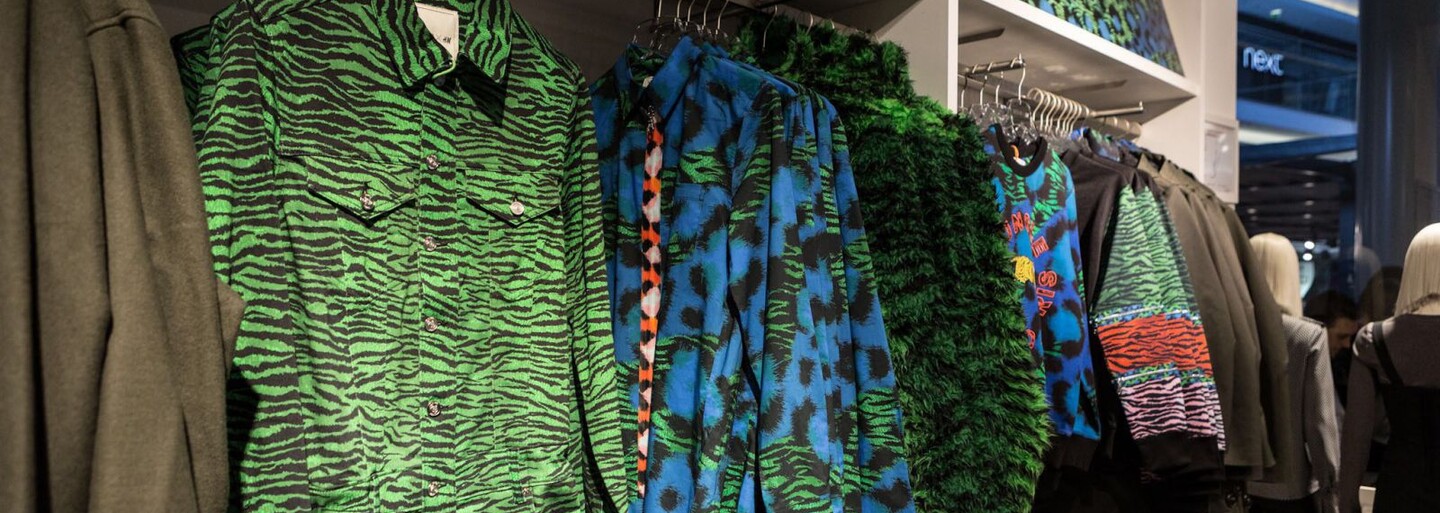 Ošiaľ v bratislavskej Eurovei. Kvôli kolekcii Kenzo x H&M čakali niektorí v rade aj 20 hodín (Video)