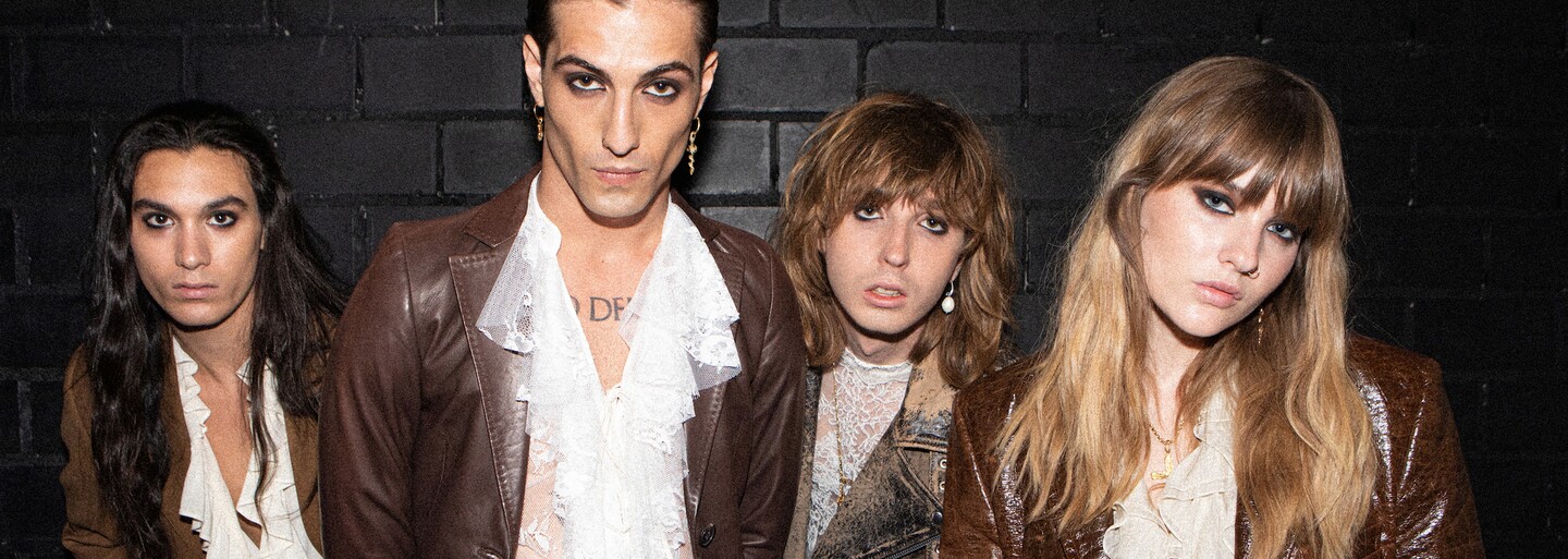 Osmdesátkový rock'n'roll, kinky oblečky a výrazný glamour make-up. Opravdu Måneskin přichází s něčím novým?
