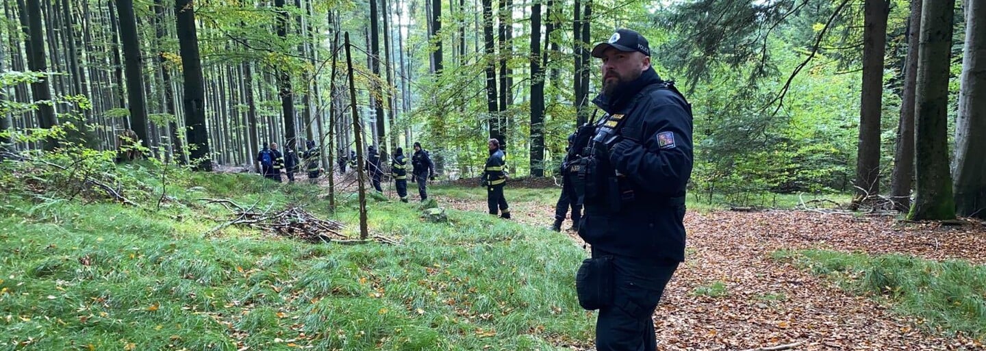 Osmiletou dívku, která se ztratila na Domažlicku, se stále nedaří najít. Policie zveřejnila nové fotografie