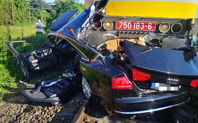 Osobný vlak pri Nitre zmietol luxusné Audi A8. Tlačil ho viac než 200 metrov Osobný vlak pri Nitre zmietol luxusné Audi A8. Tlačil ho viac než 200 metrov