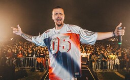 Osťo: Česi vo veľkom bookujú raperov na leto, chcú zmluvy a platia zálohy, je to šialené (Rozhovor)