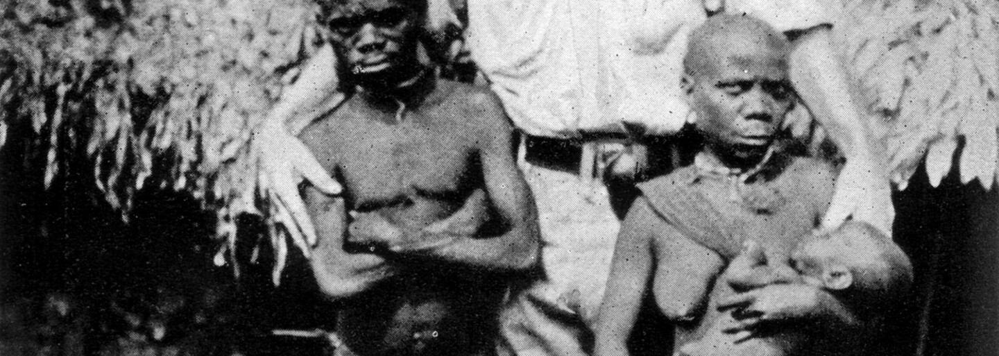 Ota Benga byl vystavován mezi opicemi v zoologické zahradě. Lidé po něm házeli odpadky, křičeli a smáli se mu