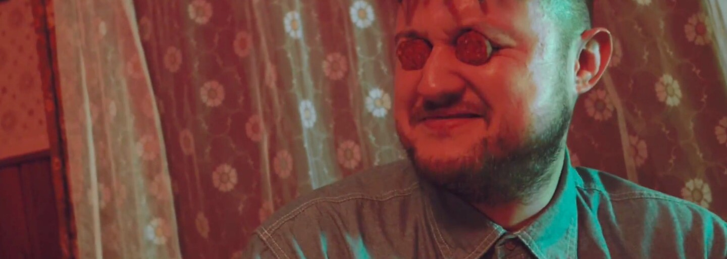 Otecko a Delik posielajú výborný uletený videoklip, v ktorom miešajú pivo a tuzemák. Toto je rap, brácho!
