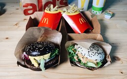 Otestovali sme ázijskú ponuku McDonald's. Čo sa skrýva za burgrami Kreveta-shi a Krava-shi?