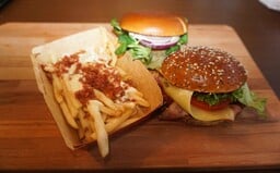 Otestovali sme novú ponuku McDonald's. Budú ti chutiť syrové hranolky s hromadou slaniny?