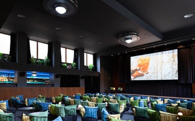 Otevírá nové netradiční kino v centru Prahy. Místo klasických křesel má gauče, propojí filmy, bar i DJské sety Otevírá nové netradiční kino v centru Prahy. Místo klasických křesel má gauče, propojí filmy, bar i DJské sety