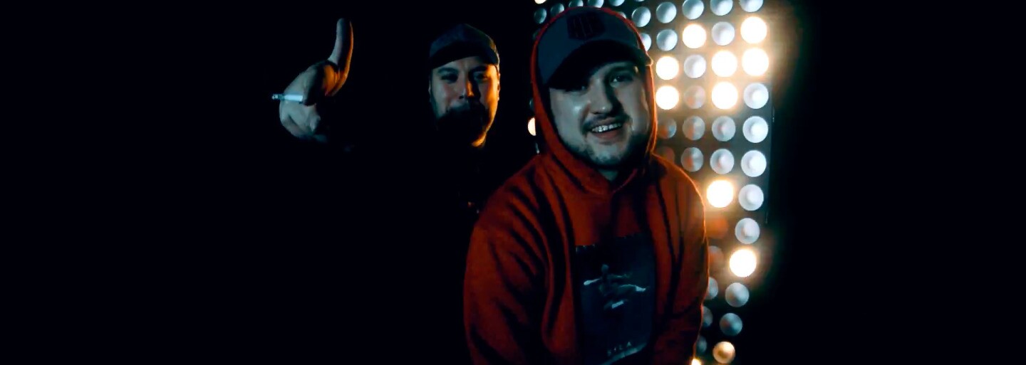 OTIS a Grimaso posielajú jednoduchý vizuál ku skladbe Noví Rapperi, ktorá bola ukrytá na albume SILA