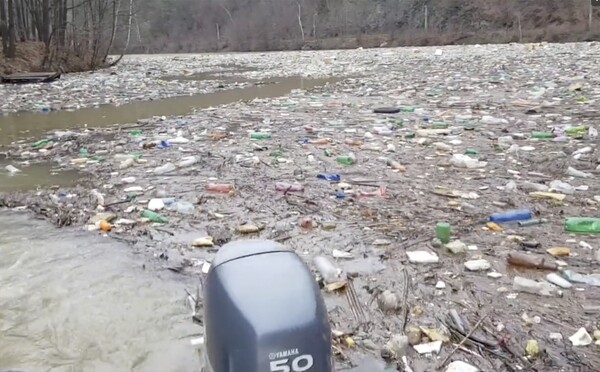 Otrasný pohľad na východe Slovenska: Priehrada Ružín je plná plastového odpadu, zasahuje až do metrovej hĺbky