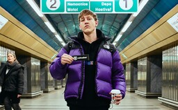 Outfit za 100 korun, ale i za více než 25 000. Jaké nejhorší oblečení dostali mladí Pražáci pod stromeček?