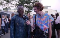Outfit ze sekáče vs. kabelka za 78 000 korun. Co si oblékli mladí Češi a Češky na Prague Fashion Week?