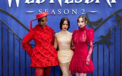 Takto vyzerala premiéra druhej série Wednesday v Londýne: Hviezdy zažiarili v tematických outfitoch