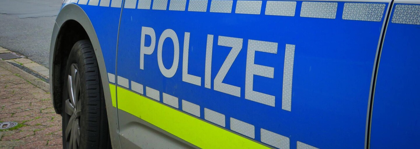 Ozbrojenec v Drážďanech zřejmě zabil svoji matku, poté držel rukojmí v nákupním centru. Policie jej zadržela