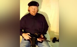 Ozbrojený muž drží 20 lidí jako rukojmí v autobuse. Natočil video se zbraní v ruce, kde se ohrazuje vůči systému